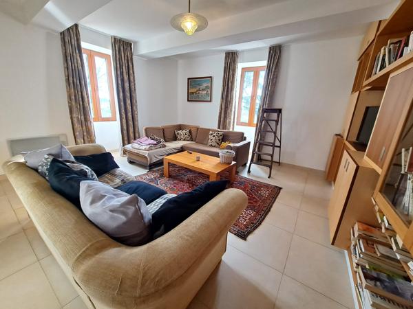 Domaine de 29 Hectares avec Maison Rénovée, Piscine, Vignoble