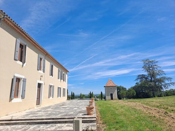 Domaine de 29 Hectares avec Maison Rénovée, Piscine, Vignoble
