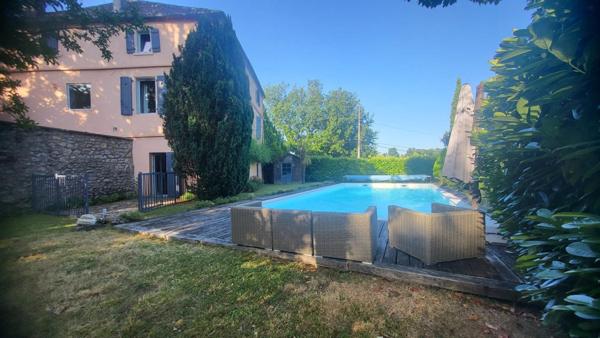 Jolie maison avec beaucoup de charme, grande piscine et beau terrain