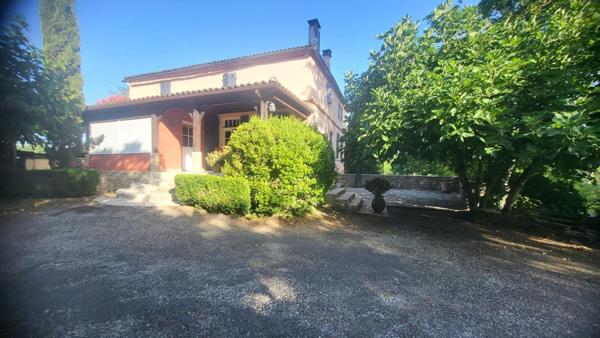 Jolie maison avec beaucoup de charme, grande piscine et beau terrain