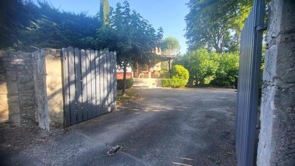 Jolie maison avec beaucoup de charme, grande piscine et beau terrain