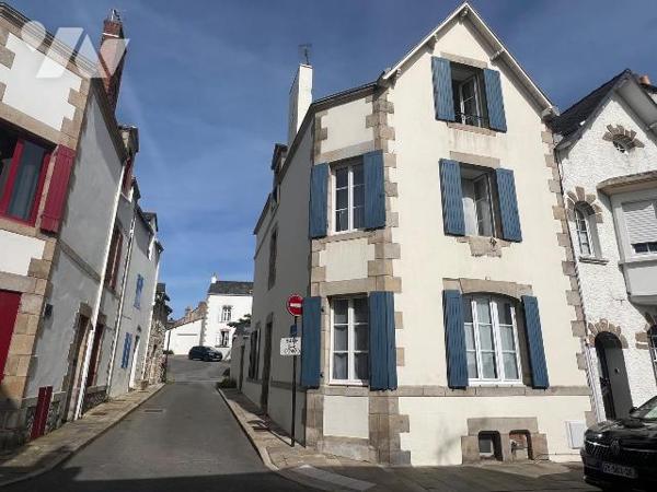 A VENDRE - BATZ SUR MER - PLEIN CENTRE - TOUT A PIED
Emplacement idéal, au coeur du bourg , au...