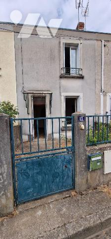 Maison de ville, mitoyenne des deux côtés, avec ses dépendances comprenant :
- Au rez-de-chaus...