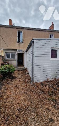 Maison de ville, mitoyenne des deux côtés, avec ses dépendances comprenant :
- Au rez-de-chaus...