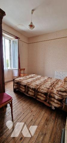 Maison de ville, mitoyenne des deux côtés, avec ses dépendances comprenant :
- Au rez-de-chaus...