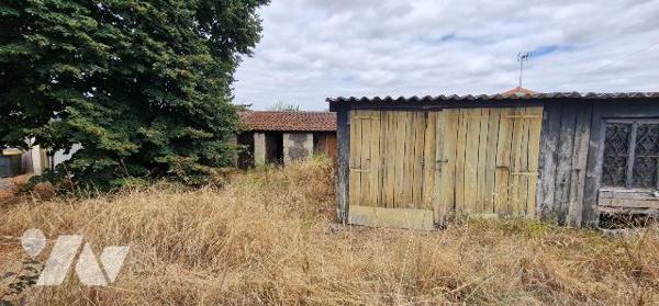 Maison de ville, mitoyenne des deux côtés, avec ses dépendances comprenant :
- Au rez-de-chaus...