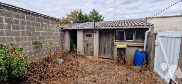 Maison de ville, mitoyenne des deux côtés, avec ses dépendances comprenant :
- Au rez-de-chaus...