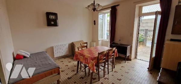 Maison de ville, mitoyenne des deux côtés, avec ses dépendances comprenant :
- Au rez-de-chaus...