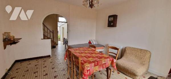 Maison de ville, mitoyenne des deux côtés, avec ses dépendances comprenant :
- Au rez-de-chaus...