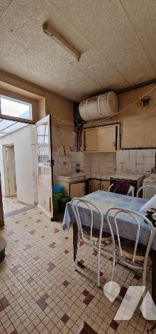 Maison de ville, mitoyenne des deux côtés, avec ses dépendances comprenant :
- Au rez-de-chaus...