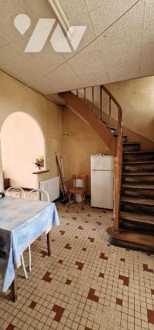 Maison de ville, mitoyenne des deux côtés, avec ses dépendances comprenant :
- Au rez-de-chaus...