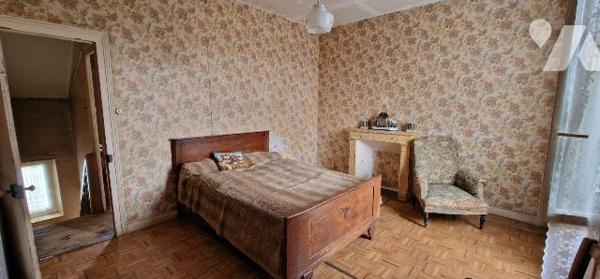 Maison de ville, mitoyenne des deux côtés, avec ses dépendances comprenant :
- Au rez-de-chaus...