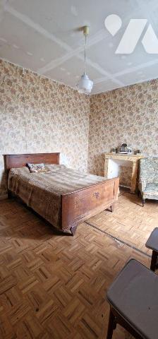 Maison de ville, mitoyenne des deux côtés, avec ses dépendances comprenant :
- Au rez-de-chaus...