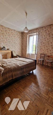 Maison de ville, mitoyenne des deux côtés, avec ses dépendances comprenant :
- Au rez-de-chaus...