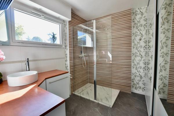 Maison avec jardin en bon état dans quartier résidentiel !