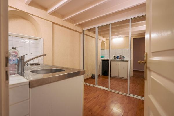 CARCASSONNE – BASTIDE SAINT-LOUIS Workshop de 98m² avec boutique et appartement T2 bis