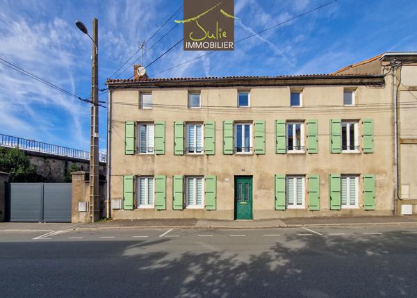 MAISON SINGULIERE AU COEUR DE BRESSUIRE avec JARDIN et GARAGE !!