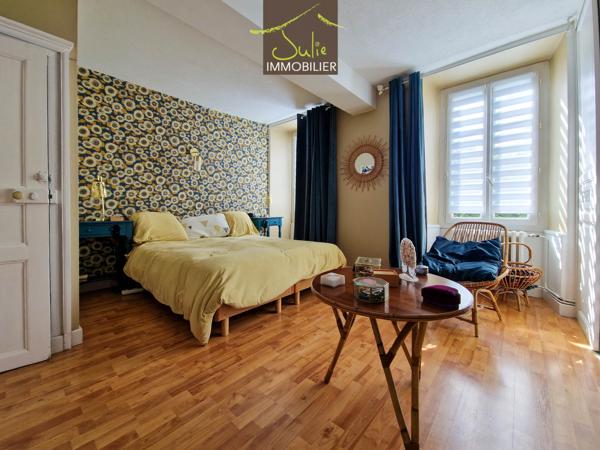 MAISON SINGULIERE AU COEUR DE BRESSUIRE avec JARDIN et GARAGE !!