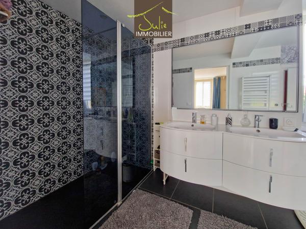 MAISON SINGULIERE AU COEUR DE BRESSUIRE avec JARDIN et GARAGE !!