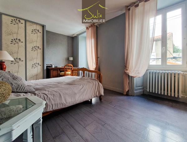 MAISON SINGULIERE AU COEUR DE BRESSUIRE avec JARDIN et GARAGE !!