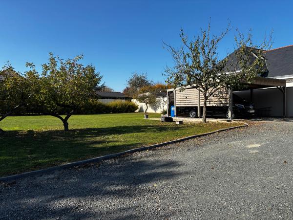 12 MIN SAUMUR SUD LONGERE ENTIEREMENT RENOVEE + STUDIO INDEPENDANT SUR ENVIRON 1500M2 ARBORE CLOS