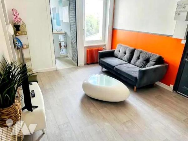DANS UN ESEMBLE IMMOBILIER EQUEURDREVILLE 3 APPARTEMENTS ENTIEREMENT RENOVES ET MEUBLES