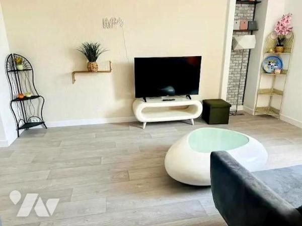 DANS UN ESEMBLE IMMOBILIER EQUEURDREVILLE 3 APPARTEMENTS ENTIEREMENT RENOVES ET MEUBLES