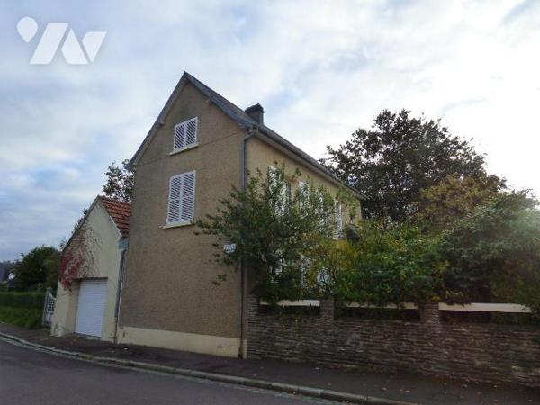 Maison construite en parpaings, briques et pierre sous ardoises et tuiles, comprenant :
Au rez...