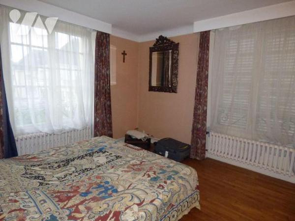 Maison construite en parpaings, briques et pierre sous ardoises et tuiles, comprenant :
Au rez...