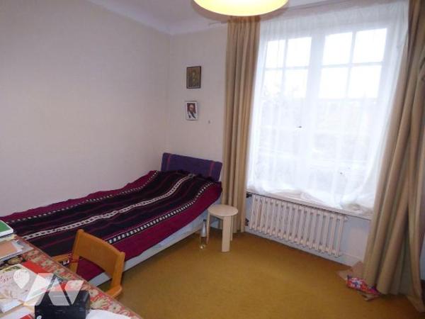 Maison construite en parpaings, briques et pierre sous ardoises et tuiles, comprenant :
Au rez...