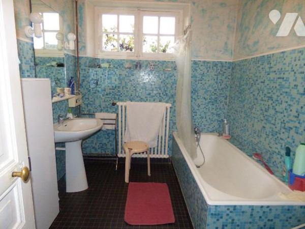 Maison construite en parpaings, briques et pierre sous ardoises et tuiles, comprenant :
Au rez...