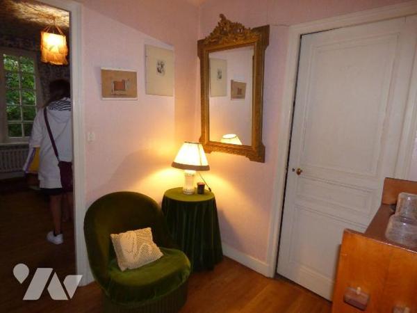 Maison construite en parpaings, briques et pierre sous ardoises et tuiles, comprenant :
Au rez...