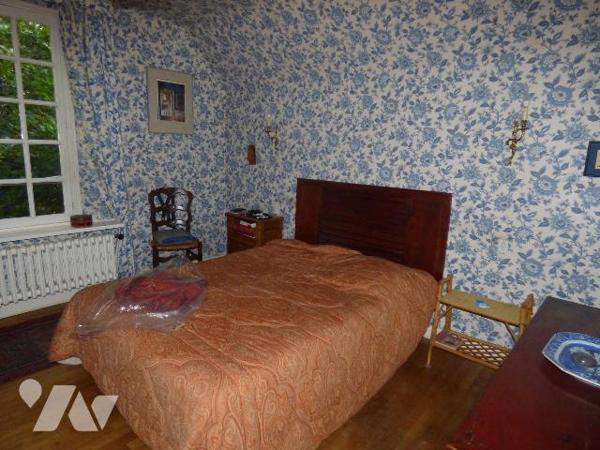 Maison construite en parpaings, briques et pierre sous ardoises et tuiles, comprenant :
Au rez...