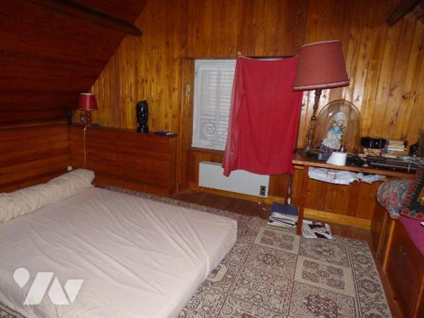 Maison construite en parpaings, briques et pierre sous ardoises et tuiles, comprenant :
Au rez...