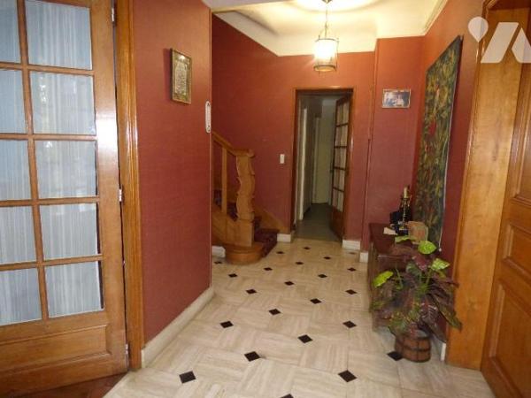 Maison construite en parpaings, briques et pierre sous ardoises et tuiles, comprenant :
Au rez...