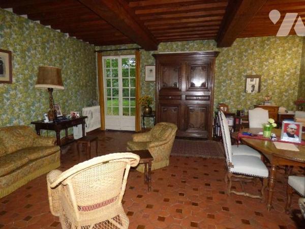 Maison construite en parpaings, briques et pierre sous ardoises et tuiles, comprenant :
Au rez...