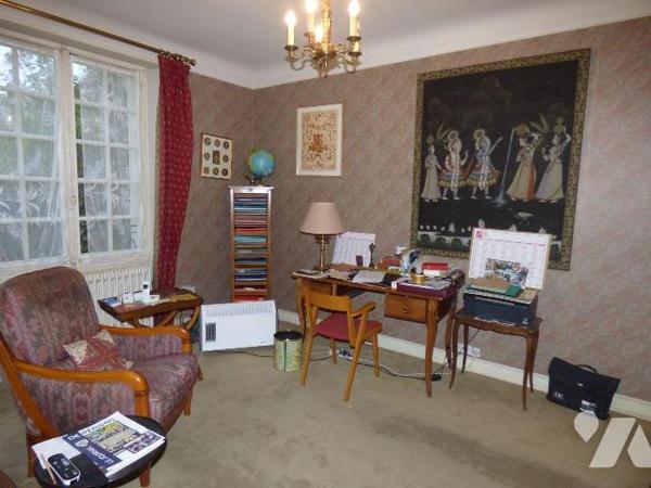 Maison construite en parpaings, briques et pierre sous ardoises et tuiles, comprenant :
Au rez...