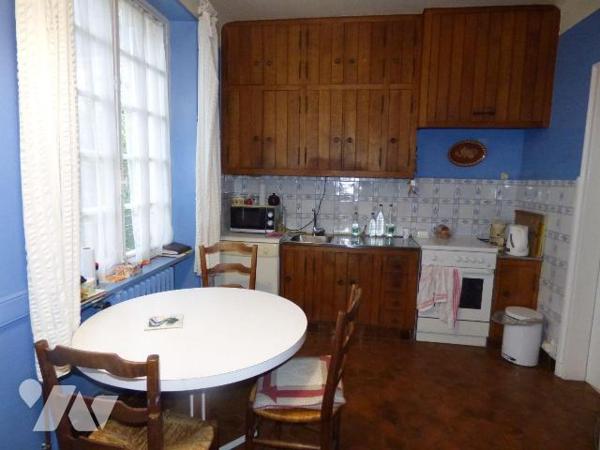 Maison construite en parpaings, briques et pierre sous ardoises et tuiles, comprenant :
Au rez...