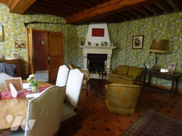 Maison construite en parpaings, briques et pierre sous ardoises et tuiles, comprenant :
Au rez...