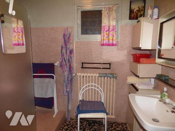 Maison construite en parpaings, briques et pierre sous ardoises et tuiles, comprenant :
Au rez...