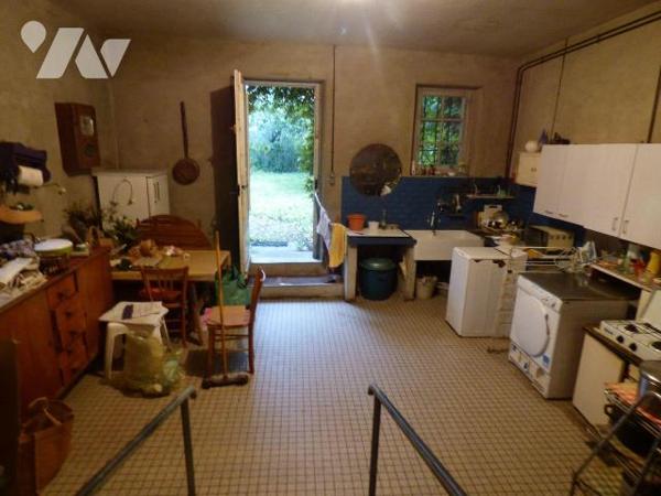 Maison construite en parpaings, briques et pierre sous ardoises et tuiles, comprenant :
Au rez...