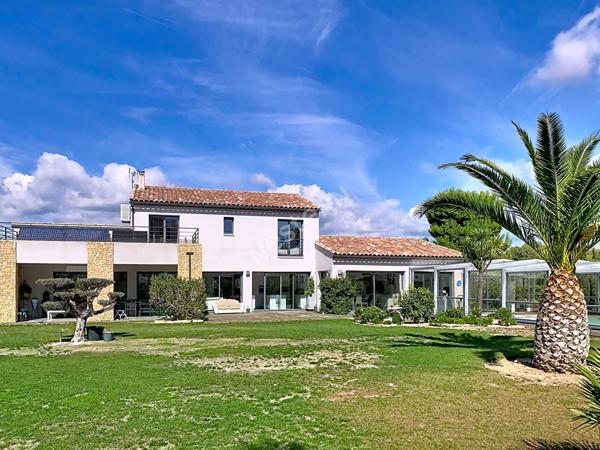 Maison d'architecte contemporaine, à La Cadiere D'Azur de 12 pièces de 280 m²