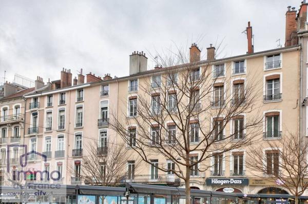 GRENOBLE / HYPER CENTRE, 8 place GRENETTE. Grand T2 + alcove (meublé) de 81,21 m