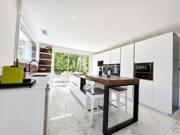 BSKIMMOBILIER vous propose en exclusivité : À proximité immédiate des commerces de Languidic, découvrez cette maison familiale 6 pièces offrant de beaux volumes, quatre chambres et un agréable terrain de 1 169 m².
Le rez-de-chaussée a bénéficié d’une rénovation complète réalisée avec des matériaux de qualité, proposant un intérieur moderne, lumineux et confortable. Son agencement permet une véritable vie de plain-pied, idéale pour répondre aux besoins de toute la famille.
La maison bénéficie d’un équipement performant avec une pompe à chaleur réversible au rez-de-chaussée ainsi qu’une seconde à l’étage, assurant chauffage et climatisation selon les saisons.
À l’extérieur, vous profiterez d’une piscine équipée de sa propre pompe à chaleur, permettant d’en prolonger agréablement l’utilisation. Le jardin offre un bel espace pour les loisirs, les moments de détente et les repas en extérieur.
Une maison confortable et soigneusement rénovée, réunissant proximité des commodités, espaces généreux et prestations de qualité.

Pour visiter et vous accompagner dans votre projet, contactez Alix Lagardère !

Évaluation gratuite de votre bien sous 48h (succession ou projet de vente).
Je serai ravie de vous accompagner personnellement et avec professionnalisme dans toutes les étapes de votre projet immobilier !