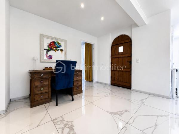 BSKIMMOBILIER vous propose en exclusivité : À proximité immédiate des commerces de Languidic, découvrez cette maison familiale 6 pièces offrant de beaux volumes, quatre chambres et un agréable terrain de 1 169 m².
Le rez-de-chaussée a bénéficié d’une rénovation complète réalisée avec des matériaux de qualité, proposant un intérieur moderne, lumineux et confortable. Son agencement permet une véritable vie de plain-pied, idéale pour répondre aux besoins de toute la famille.
La maison bénéficie d’un équipement performant avec une pompe à chaleur réversible au rez-de-chaussée ainsi qu’une seconde à l’étage, assurant chauffage et climatisation selon les saisons.
À l’extérieur, vous profiterez d’une piscine équipée de sa propre pompe à chaleur, permettant d’en prolonger agréablement l’utilisation. Le jardin offre un bel espace pour les loisirs, les moments de détente et les repas en extérieur.
Une maison confortable et soigneusement rénovée, réunissant proximité des commodités, espaces généreux et prestations de qualité.

Pour visiter et vous accompagner dans votre projet, contactez Alix Lagardère !

Évaluation gratuite de votre bien sous 48h (succession ou projet de vente).
Je serai ravie de vous accompagner personnellement et avec professionnalisme dans toutes les étapes de votre projet immobilier !