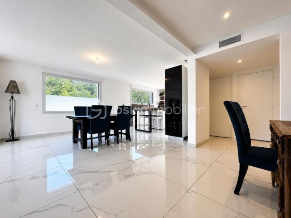 BSKIMMOBILIER vous propose en exclusivité : À proximité immédiate des commerces de Languidic, découvrez cette maison familiale 6 pièces offrant de beaux volumes, quatre chambres et un agréable terrain de 1 169 m².
Le rez-de-chaussée a bénéficié d’une rénovation complète réalisée avec des matériaux de qualité, proposant un intérieur moderne, lumineux et confortable. Son agencement permet une véritable vie de plain-pied, idéale pour répondre aux besoins de toute la famille.
La maison bénéficie d’un équipement performant avec une pompe à chaleur réversible au rez-de-chaussée ainsi qu’une seconde à l’étage, assurant chauffage et climatisation selon les saisons.
À l’extérieur, vous profiterez d’une piscine équipée de sa propre pompe à chaleur, permettant d’en prolonger agréablement l’utilisation. Le jardin offre un bel espace pour les loisirs, les moments de détente et les repas en extérieur.
Une maison confortable et soigneusement rénovée, réunissant proximité des commodités, espaces généreux et prestations de qualité.

Pour visiter et vous accompagner dans votre projet, contactez Alix Lagardère !

Évaluation gratuite de votre bien sous 48h (succession ou projet de vente).
Je serai ravie de vous accompagner personnellement et avec professionnalisme dans toutes les étapes de votre projet immobilier !
