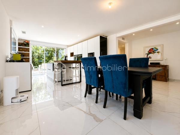 BSKIMMOBILIER vous propose en exclusivité : À proximité immédiate des commerces de Languidic, découvrez cette maison familiale 6 pièces offrant de beaux volumes, quatre chambres et un agréable terrain de 1 169 m².
Le rez-de-chaussée a bénéficié d’une rénovation complète réalisée avec des matériaux de qualité, proposant un intérieur moderne, lumineux et confortable. Son agencement permet une véritable vie de plain-pied, idéale pour répondre aux besoins de toute la famille.
La maison bénéficie d’un équipement performant avec une pompe à chaleur réversible au rez-de-chaussée ainsi qu’une seconde à l’étage, assurant chauffage et climatisation selon les saisons.
À l’extérieur, vous profiterez d’une piscine équipée de sa propre pompe à chaleur, permettant d’en prolonger agréablement l’utilisation. Le jardin offre un bel espace pour les loisirs, les moments de détente et les repas en extérieur.
Une maison confortable et soigneusement rénovée, réunissant proximité des commodités, espaces généreux et prestations de qualité.

Pour visiter et vous accompagner dans votre projet, contactez Alix Lagardère !

Évaluation gratuite de votre bien sous 48h (succession ou projet de vente).
Je serai ravie de vous accompagner personnellement et avec professionnalisme dans toutes les étapes de votre projet immobilier !