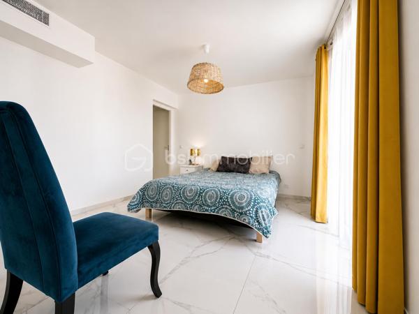 BSKIMMOBILIER vous propose en exclusivité : À proximité immédiate des commerces de Languidic, découvrez cette maison familiale 6 pièces offrant de beaux volumes, quatre chambres et un agréable terrain de 1 169 m².
Le rez-de-chaussée a bénéficié d’une rénovation complète réalisée avec des matériaux de qualité, proposant un intérieur moderne, lumineux et confortable. Son agencement permet une véritable vie de plain-pied, idéale pour répondre aux besoins de toute la famille.
La maison bénéficie d’un équipement performant avec une pompe à chaleur réversible au rez-de-chaussée ainsi qu’une seconde à l’étage, assurant chauffage et climatisation selon les saisons.
À l’extérieur, vous profiterez d’une piscine équipée de sa propre pompe à chaleur, permettant d’en prolonger agréablement l’utilisation. Le jardin offre un bel espace pour les loisirs, les moments de détente et les repas en extérieur.
Une maison confortable et soigneusement rénovée, réunissant proximité des commodités, espaces généreux et prestations de qualité.

Pour visiter et vous accompagner dans votre projet, contactez Alix Lagardère !

Évaluation gratuite de votre bien sous 48h (succession ou projet de vente).
Je serai ravie de vous accompagner personnellement et avec professionnalisme dans toutes les étapes de votre projet immobilier !