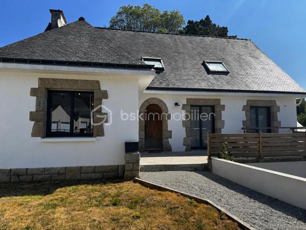 BSKIMMOBILIER vous propose en exclusivité : À proximité immédiate des commerces de Languidic, découvrez cette maison familiale 6 pièces offrant de beaux volumes, quatre chambres et un agréable terrain de 1 169 m².
Le rez-de-chaussée a bénéficié d’une rénovation complète réalisée avec des matériaux de qualité, proposant un intérieur moderne, lumineux et confortable. Son agencement permet une véritable vie de plain-pied, idéale pour répondre aux besoins de toute la famille.
La maison bénéficie d’un équipement performant avec une pompe à chaleur réversible au rez-de-chaussée ainsi qu’une seconde à l’étage, assurant chauffage et climatisation selon les saisons.
À l’extérieur, vous profiterez d’une piscine équipée de sa propre pompe à chaleur, permettant d’en prolonger agréablement l’utilisation. Le jardin offre un bel espace pour les loisirs, les moments de détente et les repas en extérieur.
Une maison confortable et soigneusement rénovée, réunissant proximité des commodités, espaces généreux et prestations de qualité.

Pour visiter et vous accompagner dans votre projet, contactez Alix Lagardère !

Évaluation gratuite de votre bien sous 48h (succession ou projet de vente).
Je serai ravie de vous accompagner personnellement et avec professionnalisme dans toutes les étapes de votre projet immobilier !