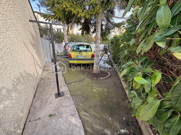 Maison des années 1970, R + 1, plein sud, proche des commodités avec parking, jardin clos et arboré.
Au rez de chaussée :  une entrée, une chambre avec sa salle d'eau, toilettes, séjour/cuisine équipée moderne/salon avec cheminée , cellier et véranda isolée avec barbecue ( + 14 m² environ de surface habitable).
A l'étage : 3 chambres et une salle de bain
Toit ourdi - TF 1112 € - Quelques raffraichissements à prévoir (DPE en F) ....
Afin de vous projeter facilement quelques photos ont été modernisés, ce bien reste fonctionnel et  lumineux, idéal pour une famille (écoles à proximité).